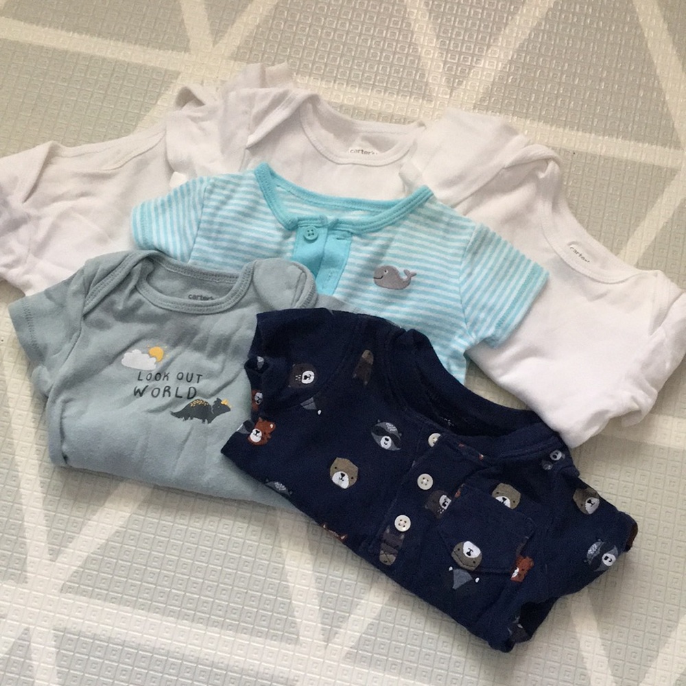 6 piece bundle of CARTERS short sleeve bodysuits. 6 months. Excellent condition.